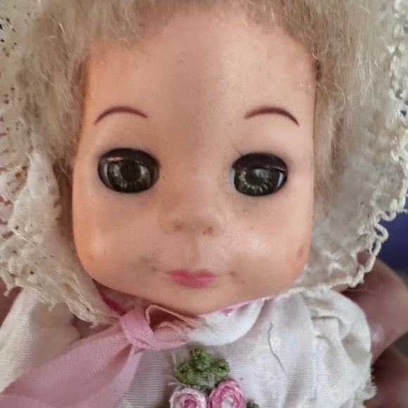 Vintage 1980 Playmates Hong Kong Doll Blonde Hair‎ Floral Dress Bonnet
Preloved - Picture 4 of 9